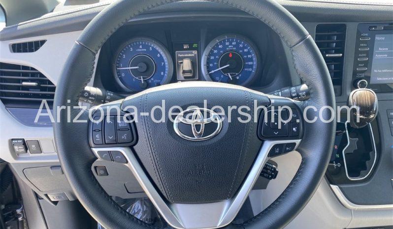 2020 Toyota Sienna XLE full