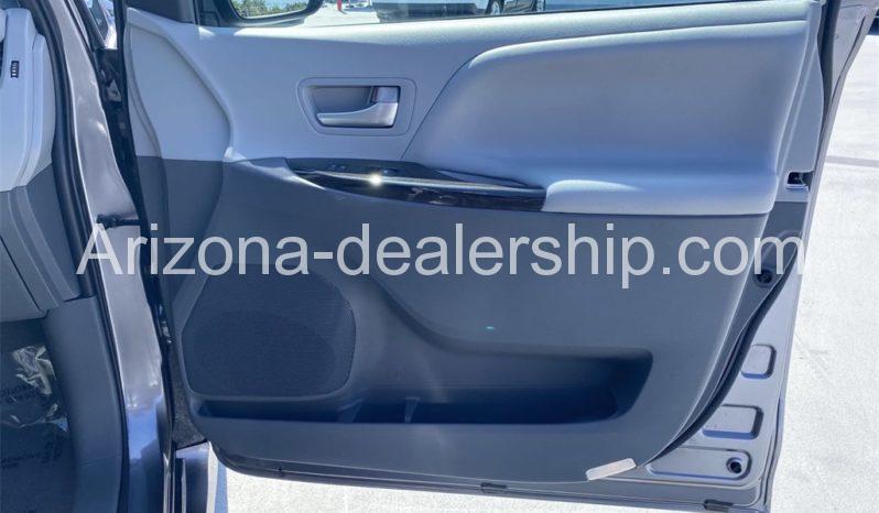 2020 Toyota Sienna XLE full