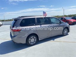 2020 Toyota Sienna XLE full