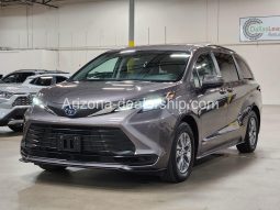 2021 Toyota Sienna LE full