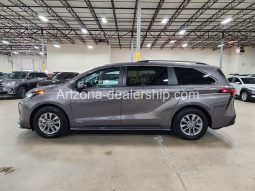 2021 Toyota Sienna LE full