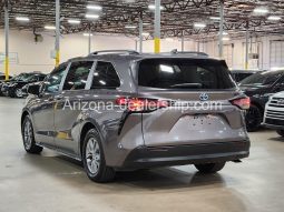 2021 Toyota Sienna LE full