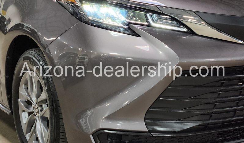 2021 Toyota Sienna LE full