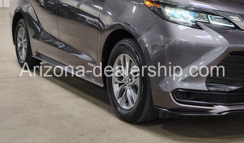 2021 Toyota Sienna LE full